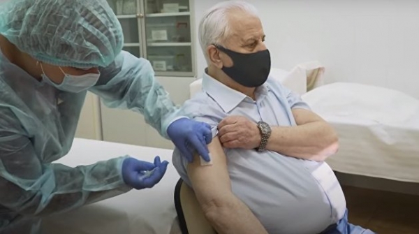 Уделал молодых. О чём свидетельствует вакцинация Кравчука Уделал молодых. О чём свидетельствует вакцинация Кравчука