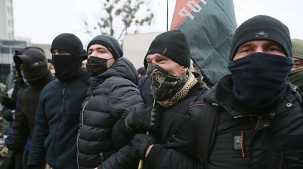 Угрожавший совершить самоубийство ради закрытия телеканала «Наш» неонацист слез с окна Угрожавший совершить самоубийство ради закрытия телеканала «Наш» неонацист слез с окна