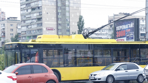 Украинцев неприятно удивил снег в троллейбусе — видео Украинцев неприятно удивил снег в троллейбусе — видео