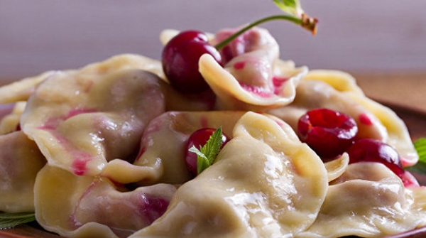 Украинская кухня: готовим вареники с вишней Украинская кухня: готовим вареники с вишней