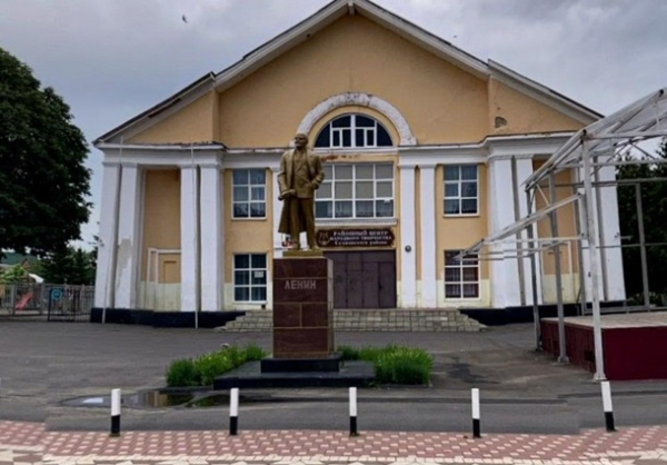 Украинские бойцы снесли памятник Ленину в Судже Украинские бойцы снесли памятник Ленину в Судже