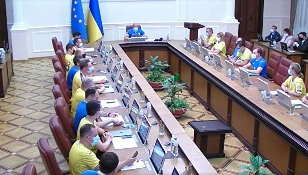 Украинские министры неожиданно сменили дресс-код: заседание Кабмина прошло в необычной одежде