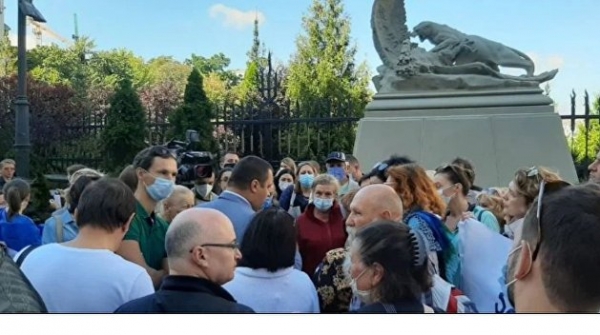 Украинские переселенцы вышли на митинг под офис Зеленского Украинские переселенцы вышли на митинг под офис Зеленского