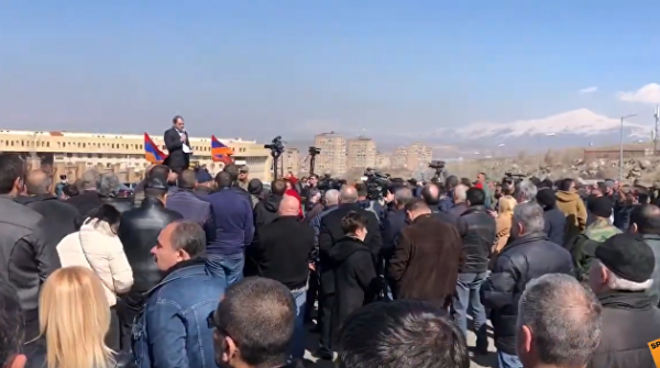 В Армении митингуют противники Пашиняна В Армении митингуют противники Пашиняна