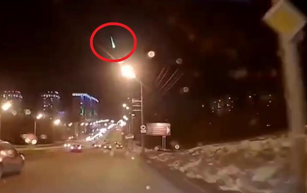 В Башкирии падение метеорита попало на видео В Башкирии падение метеорита попало на видео