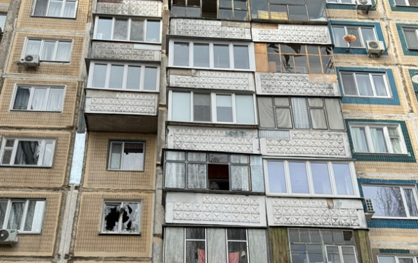 В Белгороде дрон врезался в многоэтажку В Белгороде дрон врезался в многоэтажку