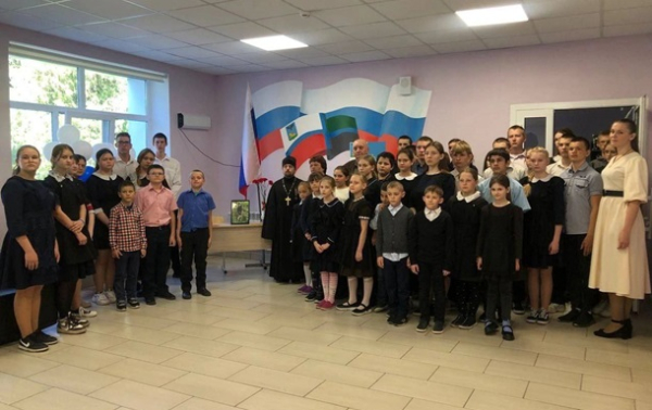 В Белгороде установили "парту героя" в честь жестокого убийцы женщины В Белгороде установили "парту героя" в честь жестокого убийцы женщины
