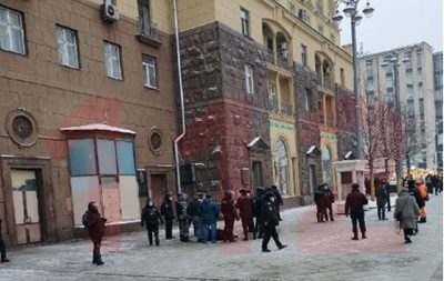 В центре Москвы мужчина поджег себя, его спасли В центре Москвы мужчина поджег себя, его спасли