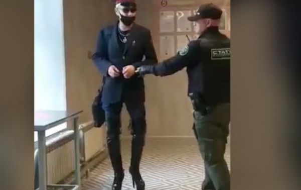В Челябинске конфликт покупателя с кассиром закончился нокаутом В Челябинске конфликт покупателя с кассиром закончился нокаутом