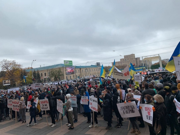 В Харькове работники общепита вышли на протест: Требуют разрешить кафе и ресторанам работать в период карантина
В Харькове работники общепита вышли на протест: Требуют разрешить кафе и ресторанам работать в период карантина