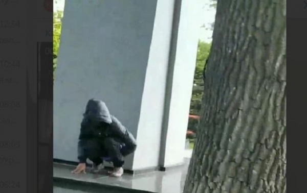 В Калининграде мужчина справил нужду на мемориал В Калининграде мужчина справил нужду на мемориал