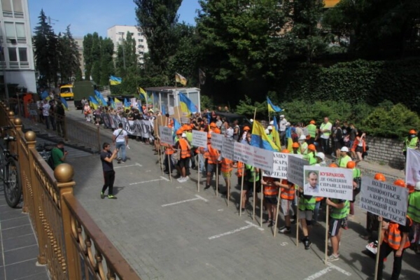 В Киеве активисты требовали от АМКУ расследовать сговор в "Укравтодоре" и пригласили руководство комитета пройти полиграф
В Киеве активисты требовали от АМКУ расследовать сговор в "Укравтодоре" и пригласили руководство комитета пройти полиграф