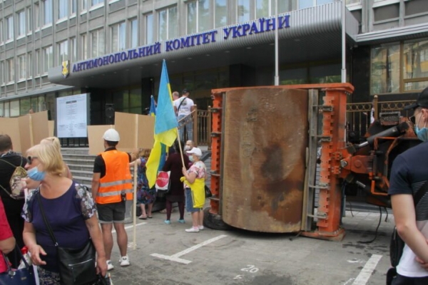 В Киеве активисты требовали от АМКУ расследовать сговор в "Укравтодоре" и пригласили руководство комитета пройти полиграф
В Киеве активисты требовали от АМКУ расследовать сговор в "Укравтодоре" и пригласили руководство комитета пройти полиграф
