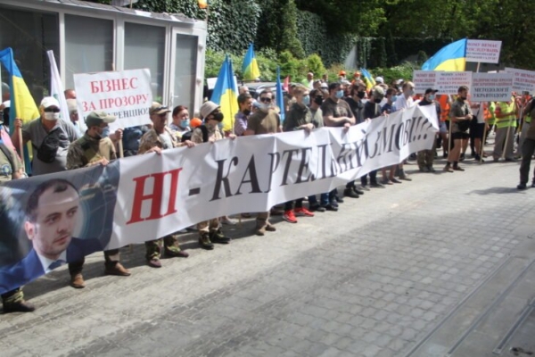 В Киеве активисты требовали от АМКУ расследовать сговор в "Укравтодоре" и пригласили руководство комитета пройти полиграф
В Киеве активисты требовали от АМКУ расследовать сговор в "Укравтодоре" и пригласили руководство комитета пройти полиграф