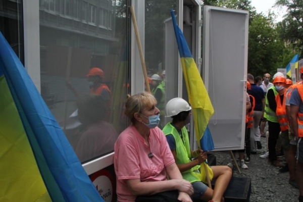 В Киеве активисты требовали от АМКУ расследовать сговор в "Укравтодоре" и пригласили руководство комитета пройти полиграф
В Киеве активисты требовали от АМКУ расследовать сговор в "Укравтодоре" и пригласили руководство комитета пройти полиграф