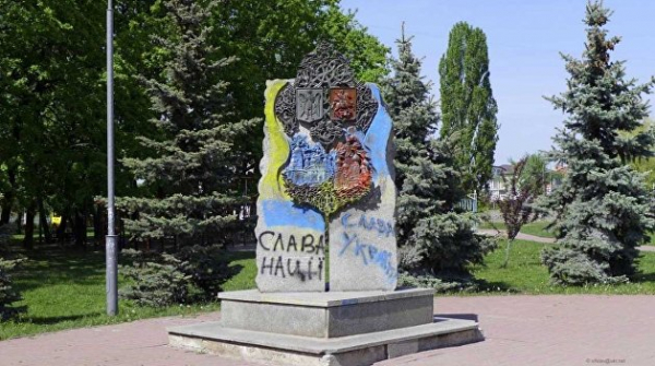 В Киеве демонтируют монумент дружбы с Москвой