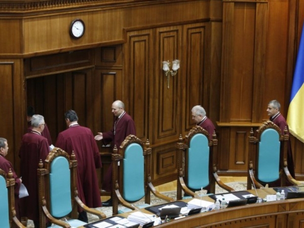В Конституционном суде Украины объяснили, что решение по Сытнику не влечет за собой его увольнение
В Конституционном суде Украины объяснили, что решение по Сытнику не влечет за собой его увольнение