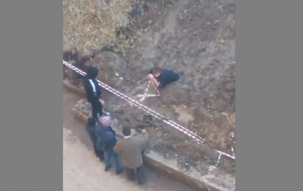 В Красноярске парень увяз в грунте ямы В Красноярске парень увяз в грунте ямы