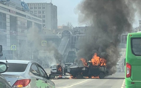 В Курске произошло масштабное ДТП: автобус протаранил машины и остановку В Курске произошло масштабное ДТП: автобус протаранил машины и остановку