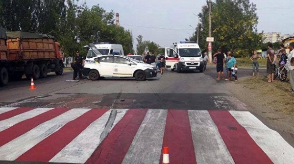 В Мариуполе водитель сбил девушек-полицейских, пока те пересчитывали контрабандные сигареты