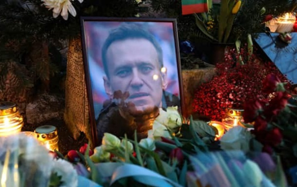 В Москве цветы из мемориала Навальному переносят к мемориалу Пригожину В Москве цветы из мемориала Навальному переносят к мемориалу Пригожину