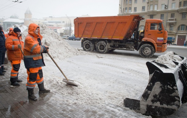 В Москве коммунальщики устроили массовую драку из-за уборки снега В Москве коммунальщики устроили массовую драку из-за уборки снега
