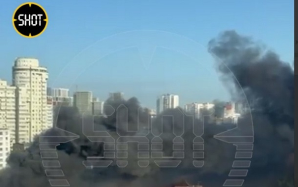 В Москве мощный пожар - горит автосалон В Москве мощный пожар - горит автосалон
