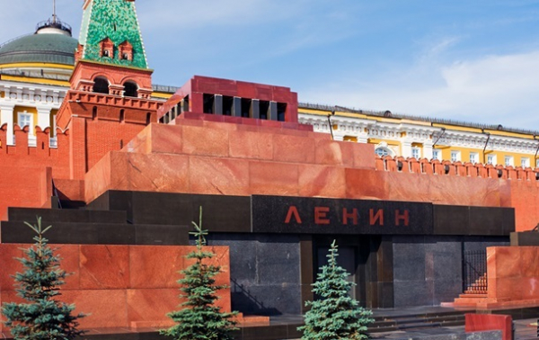 В Москве мужчина бросил коктейль Молотова в мавзолей Ленина - соцсети В Москве мужчина бросил коктейль Молотова в мавзолей Ленина - соцсети