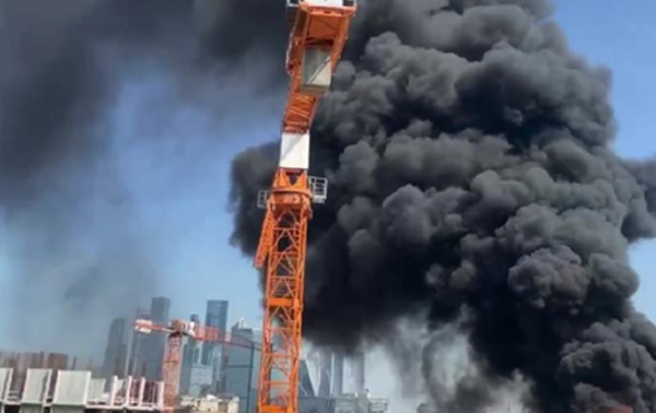 В Москве пылает элитный жилой комплекс В Москве пылает элитный жилой комплекс