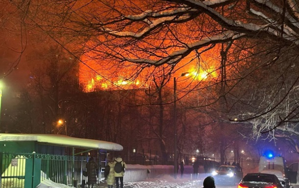 В Москве пылает многоэтажка В Москве пылает многоэтажка