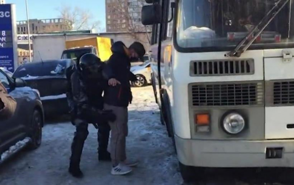 В Москве у суда задерживают сторонников Навального В Москве у суда задерживают сторонников Навального