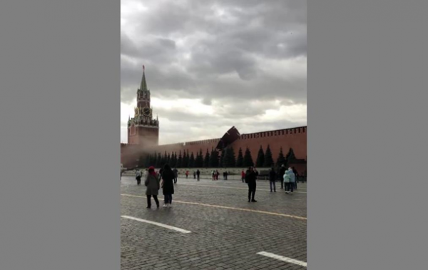 В Москве ураган снес с Кремля строительные леса В Москве ураган снес с Кремля строительные леса