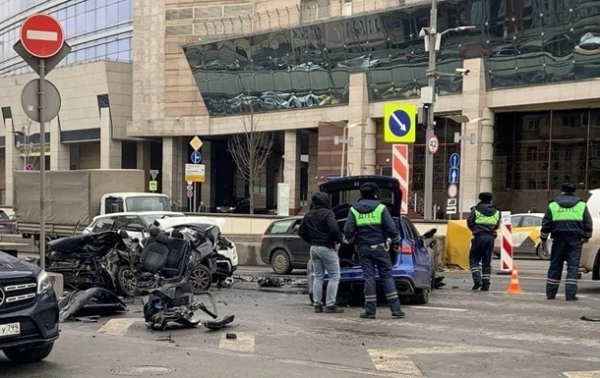 В Москве в крупное ДТП попало авто Пескова В Москве в крупное ДТП попало авто Пескова
