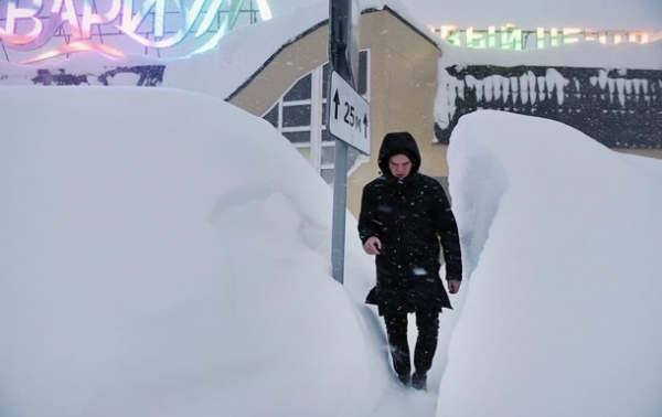 В Норильске выпал снег выше человеческого роста В Норильске выпал снег выше человеческого роста