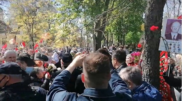 В Одессе полиция задержала женщину с портретом Жукова, пострадавшую от нападения неонацистов В Одессе полиция задержала женщину с портретом Жукова, пострадавшую от нападения неонацистов