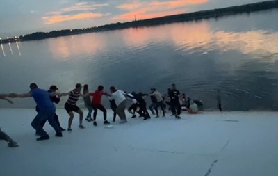 В Перми спасли тонувшую женщину, выстроившись в живую цепь В Перми спасли тонувшую женщину, выстроившись в живую цепь