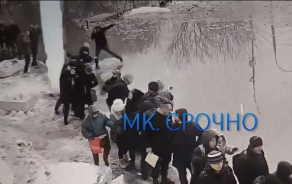 В Подмосковье сосулька упала на очередь возле военкомата, есть жертвы В Подмосковье сосулька упала на очередь возле военкомата, есть жертвы