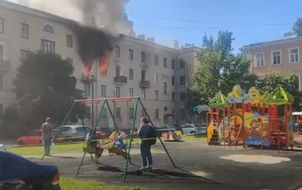 В РФ дети катались на качелях возле горящего дома В РФ дети катались на качелях возле горящего дома