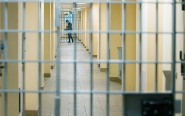 В РФ девушку задержали за написанную возле православной церкви цитату из Корана В РФ девушку задержали за написанную возле православной церкви цитату из Корана