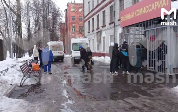 В РФ на посетителей военкомата упал лед В РФ на посетителей военкомата упал лед