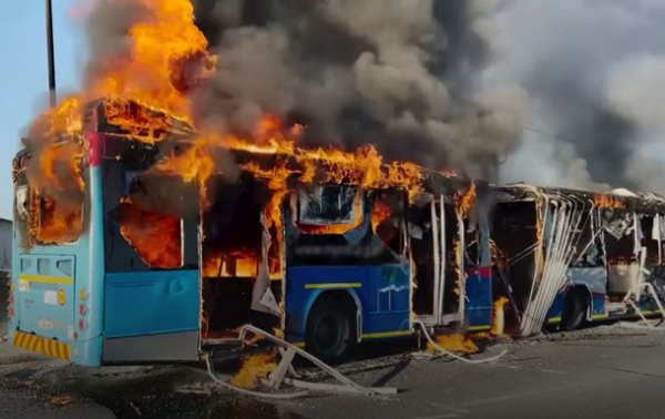 В РФ подожгли парковку с автобусами - соцсети В РФ подожгли парковку с автобусами - соцсети