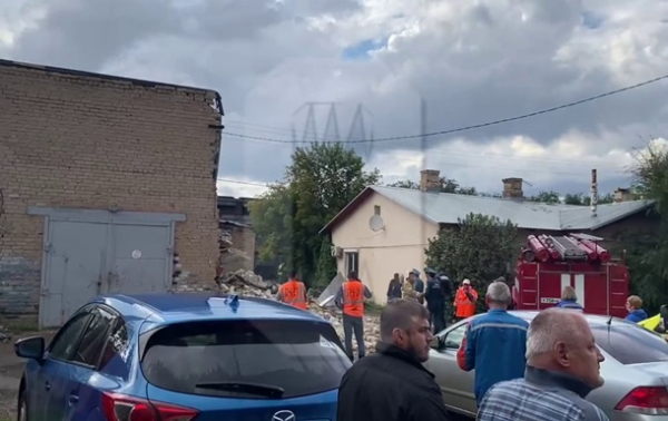 В РФ поезд сошел с рельсов и врезался в здание В РФ поезд сошел с рельсов и врезался в здание