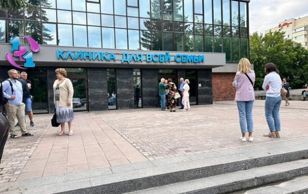 В РФ приставы выбросили на улицу лежачих больных В РФ приставы выбросили на улицу лежачих больных