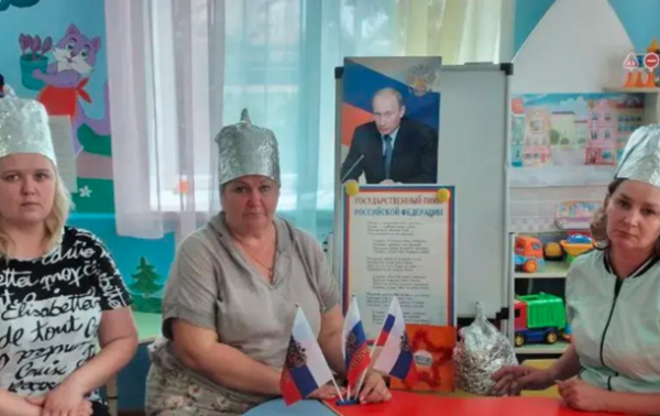 В РФ учителя надели шапочки из фольги для защиты от спутников НАТО В РФ учителя надели шапочки из фольги для защиты от спутников НАТО