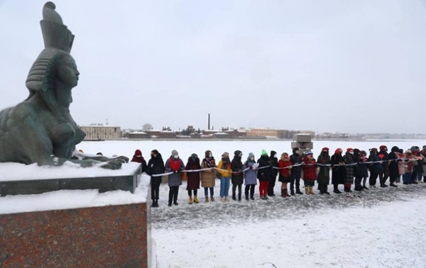 В России девушки образовали цепи солидарности В России девушки образовали цепи солидарности