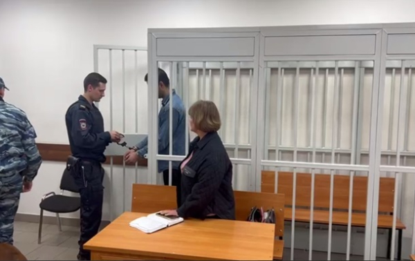 В России мужчину осудили за сожжение флага и "попытку вступления в РДК" В России мужчину осудили за сожжение флага и "попытку вступления в РДК"