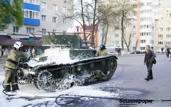 В России на репетиции парада загорелся танк В России на репетиции парада загорелся танк