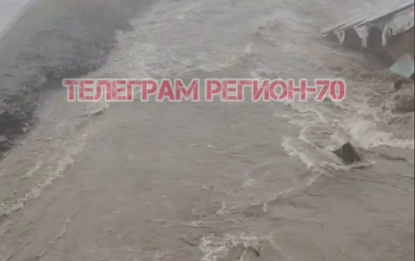 В России начало заливать водой третий город В России начало заливать водой третий город