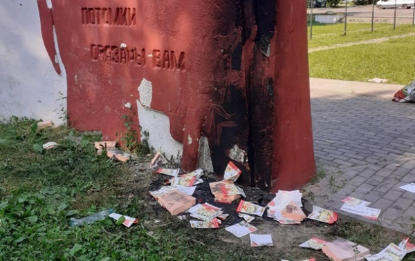 В России подростки подожгли памятник Победы В России подростки подожгли памятник Победы