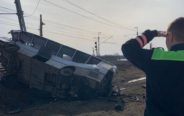 В России поезд раздавил автобус с людьми В России поезд раздавил автобус с людьми